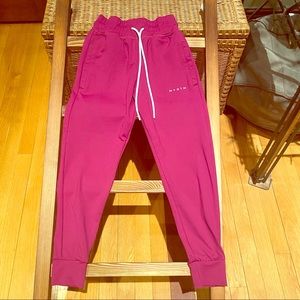 NVGTN XS JOGGERS BERRY COLOR!